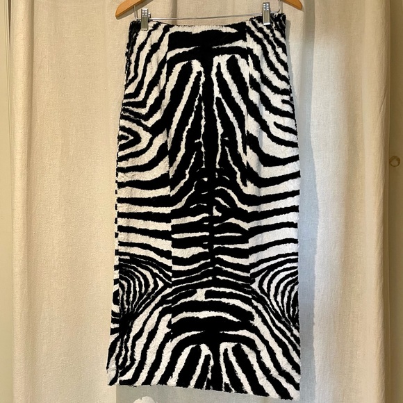 One of a kind designer skirt from PARIS. Fits M+hips. Zebra pattern with style! - Picture 4 of 16